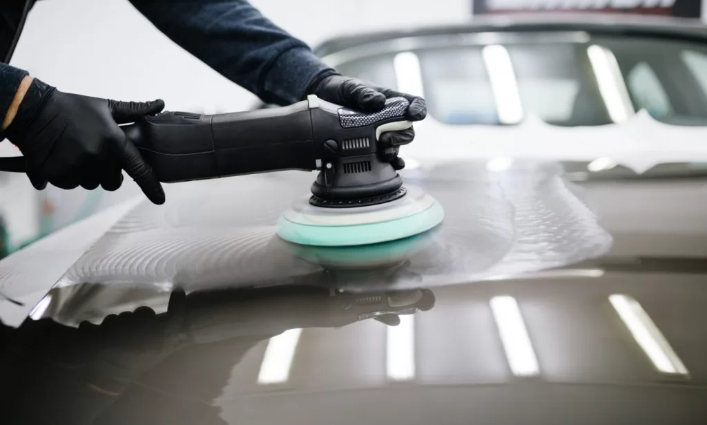 Polissage de carrosserie en cabine