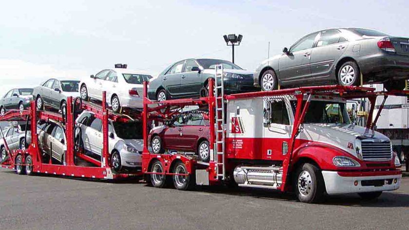 Camion porte-voitures chargé de véhicules